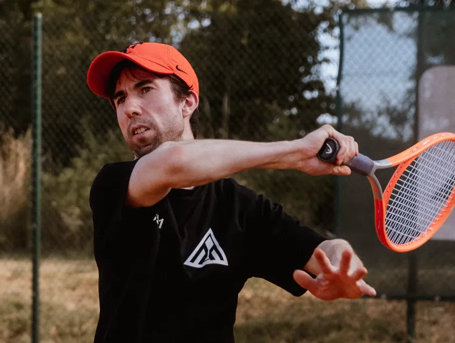 Maximilian Schneider spielt eine Vorhand auf dem Tennisplatz