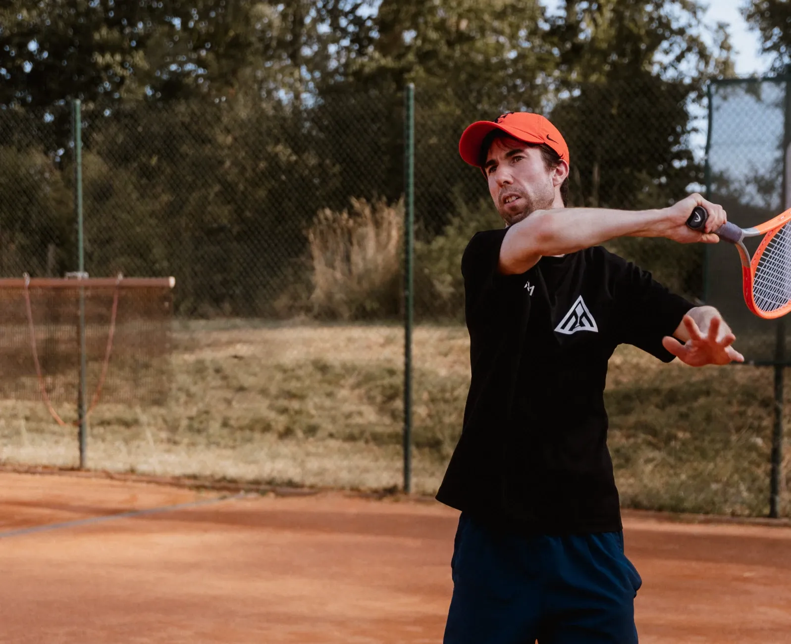 Maximilian Schneider spielt eine Vorhand auf dem Tennisplatz